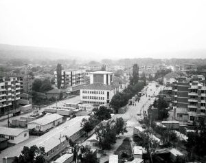 Мая Нешкова пее сред руините на Стражица 22 дни след унищожителното земетресение