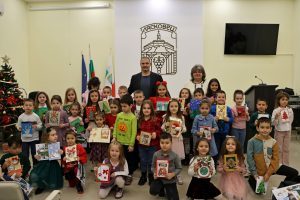 210 Коледни честитки изработиха децата от Община Лясковец