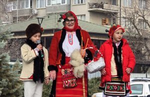 Баба Марта дойде с файтон и зарадва малки и големи във Велико Търново