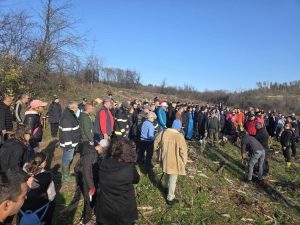 Започна голямото залесяване на “Гарга баир”, над 150 доброволци засаждат дръвчета