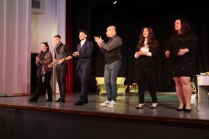 Младежки театър-Лясковец представи премиера на „Любов в ограничено пространство“