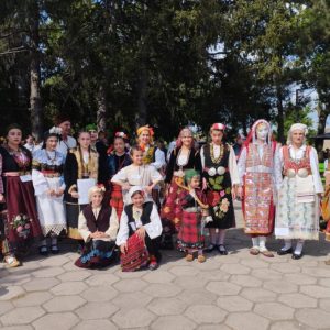 На дефиле в павликенско село показаха уникални носии от цяла България