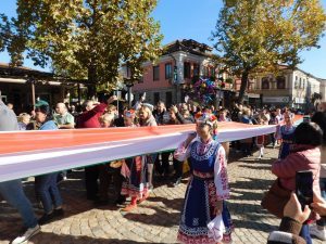 Най-голямата баница с еленски бут и 124-метрово знаме на празника в Елена