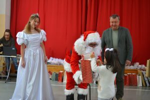 Община Павликени зарадва 33 деца от приемната грижа с пъстър празник