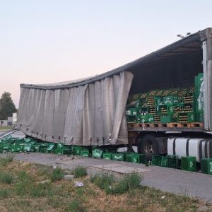 Пореден тир не взе завоя на кръговото на „Качица”, хиляди бутилки бира са на земята