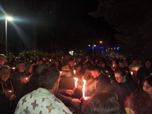 Стотици изпълниха храм „Възкресение Христово“ във В. Търново в нощта на Възкресението