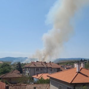 Украински тир кара километри със спукана гума и предизвика пожар на южния вход на Велико Търново