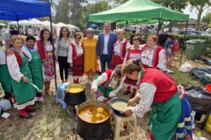 Уникалният Празник на кокошата чорба в Козаревец събра за дванадесети път кулинари и гости