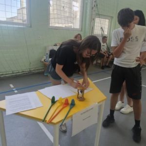 Ученици преминаваха препятствия с очила, създаващи усещане за употреба на алкохол