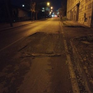 Читателски сигнал: Голяма дупка на оживен участък създава опасности за коли и пешеходци